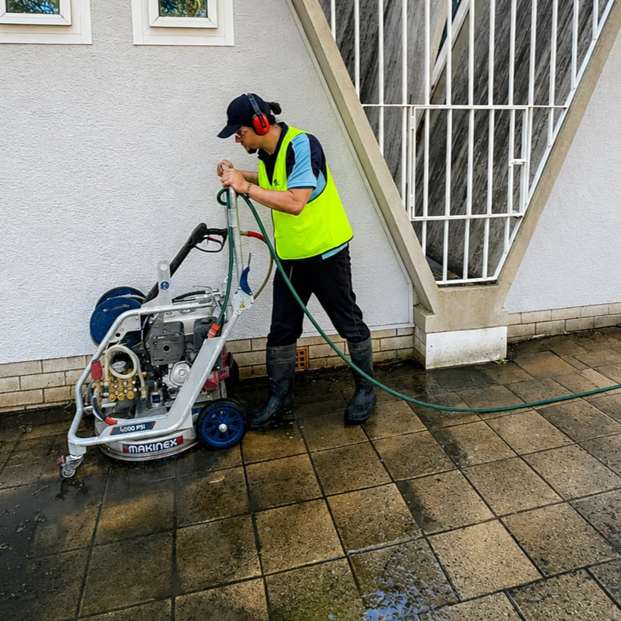 pressure cleaning house exterior walls